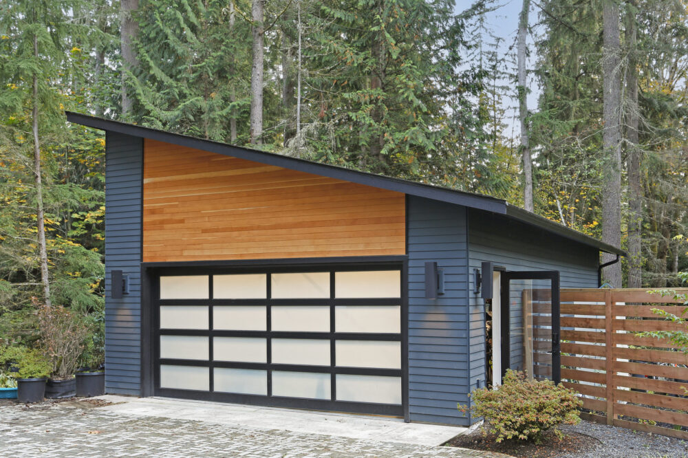 An overview of the detached garage.